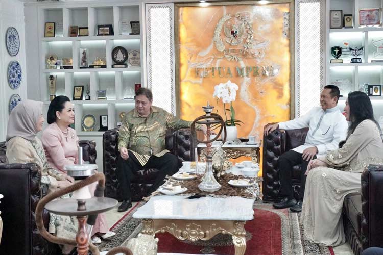 Ketua MPR RI Bambang Soesatyo bersama Ketua Umum Partai Golkar Airlangga Hatarto dalam acara open house Idul Fitri di rumah dinas Ketua MPR RI, Jakarta, Rabu (10/4/24). (Foto: Dok MPR RI)