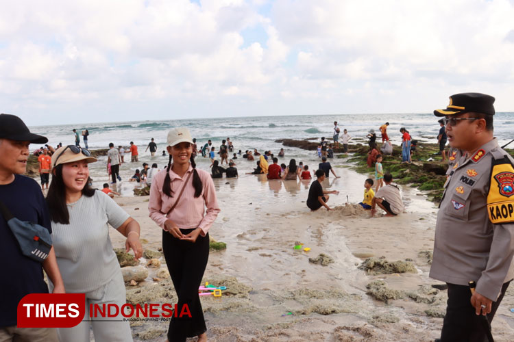 Libur Lebaran, Kapolres Pacitan Cek Keamanan dan Kenyamanan Wisatawan di Pantai Klayar