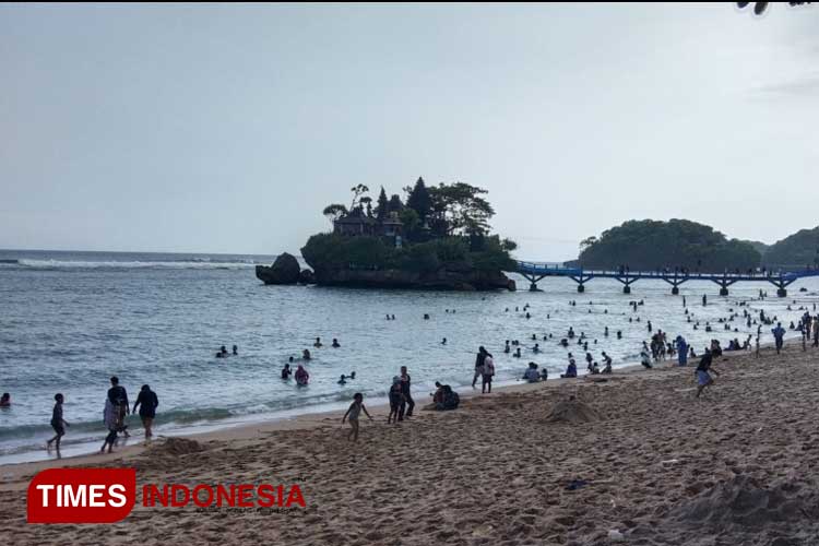 Wisatawan Pantai Balekambang Malang Diimbau Waspada Ombak