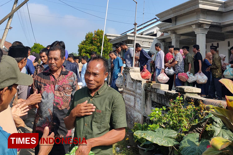 Warga berjejer rapi memanjang hingga 500 meter di Desa Manduro, Kabuh, Jombang. Jum'at (12/4/2024). (FOTO: Bambang Cahyono/TIMES Indonesia)