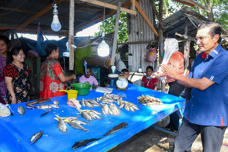 Fadel Muhammad menyambangi para pedagang ikan air tawar yang berjejer di sepanjang jalan Reformasi Kelurahan Hutuo Kecamatan Limboto, tepat di samping danau besar Limboto. (Foto: dok TI)