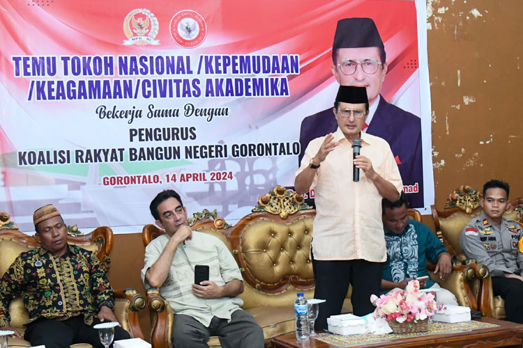Fadel Muhammad saat gelar acara Temu Tokoh kerjasama MPR dengan Pengurus Koalisi Rakyat Bangun Negeri Gorontalo, di Aula Kantor Kecamatan Kota Selatan, Gorontalo, Minggu malam (14/4/2024). (Foto: dok TI)