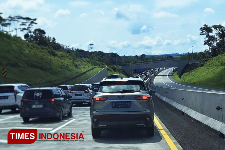 Suasana kepadatan arus balik Lebaran 2024 via jalan Tol ke arah Jakarta, (15/4/2024). (FOTO: Farid Abdullah/ TIMES Indonesia). 