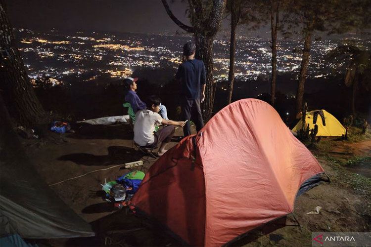 Sejumlah warga menikmati pemandangan kota di Bukit Cita-Cita, kawasan wisata Puncak, Kabupaten Bogor, Jawa Barat, Minggu (14/4/2024). (Foto: ANTARA/Bagus Ahmad Rizaldi)