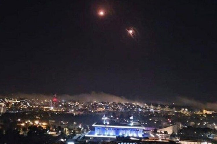Iran menggunakan rudal hipersonik dalam serangannya ke Israel (Foto: @GlobeEyeNews)