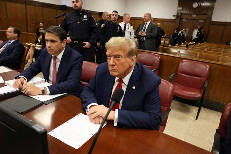 Mantan Presiden AS Donald Trump duduk di pengadilan pidana Manhattan menjelang dimulainya pemilihan juri di New York pada hari Senin. (FOTO: Reuters)