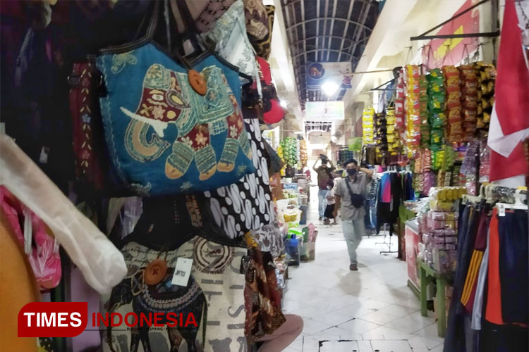 Kondisi pasar pakaian di Pacitan tampak sepi pengunjung usai libur Lebaran. (FOTO: Yusuf Arifai/TIMES Indonesia) 