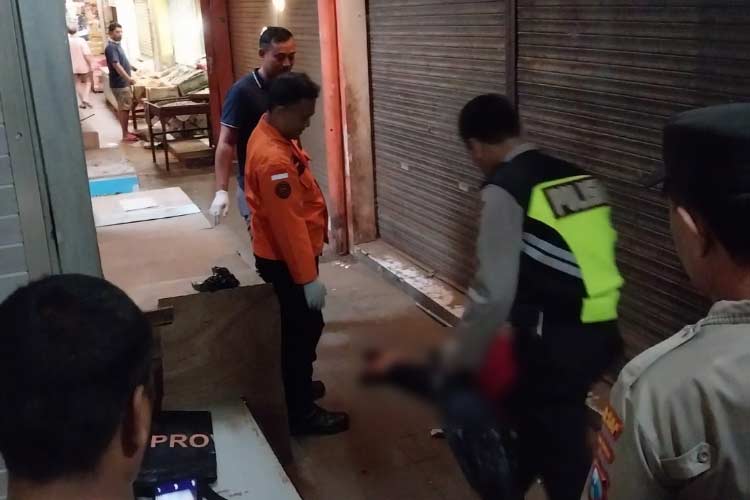 Polisi Olah TKP Penemuan Mayat Lansia Tanpa Identitas di Pasar Kepanjen