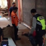 Polisi Olah TKP Penemuan Mayat Lansia Tanpa Identitas di Pasar Kepanjen