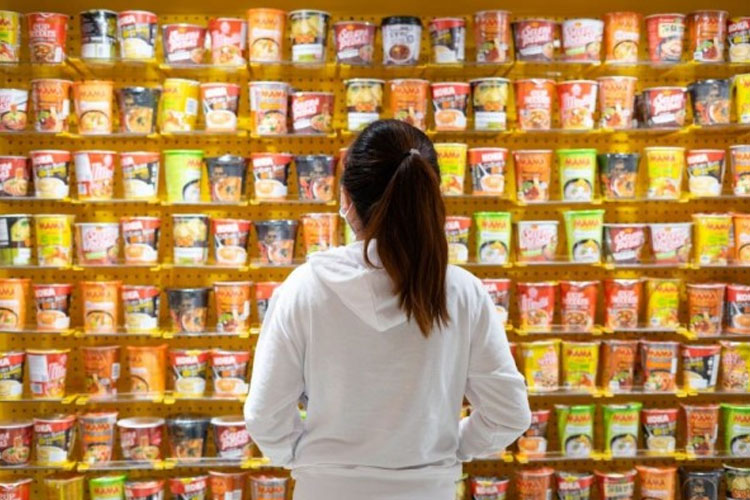 Seorang pelanggan memilih makanan pada rak makanan impor di sebuah supermarket di Jakarta