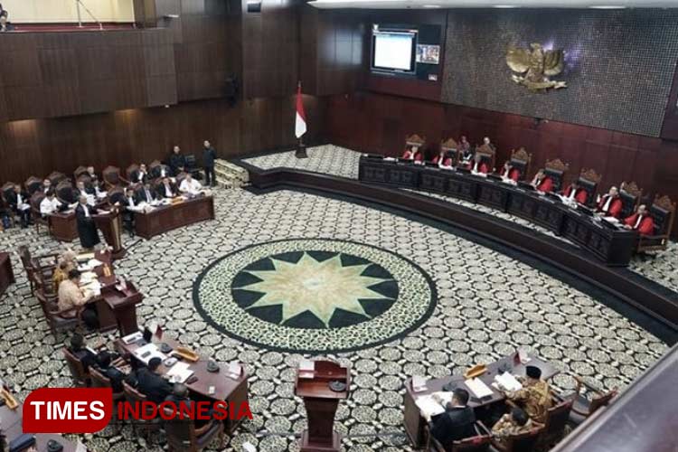 Suasana proses persidangan sengketa Pemilu 2024 di Gedung MK, Jakarta, Selasa (16/4/2024).    (FOTO: Farid Abdullah/ TIMES Indonesia).   