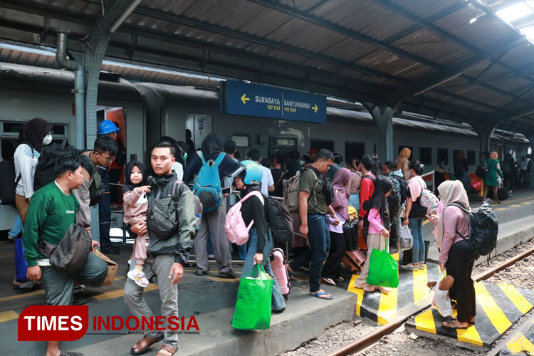 Kepadatan penumpang kereta api di Stasiun Jember pada hari terakhir cuti bersama lebaran 2024. (FOTO: Humas Daop 9 Jember for TIMES Indonesia)