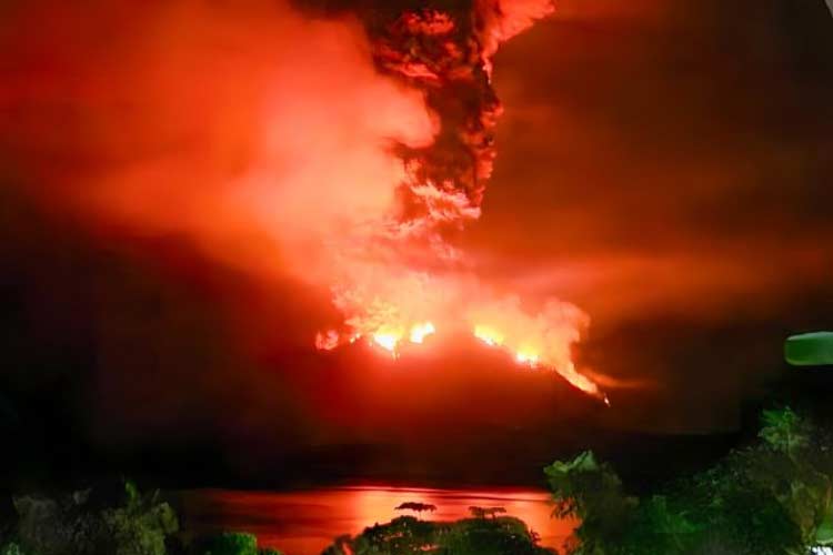 Gunung Ruang di Sulawesi Utara Tiga Kali Erupsi, Ratusan Warga Dievakuasi