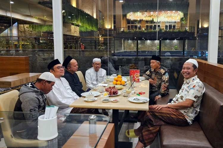Pertemuan KH Abdul Hamid Wahid bersama sejumlah alumnus Nurul Jadid, salah satu diantaranya adalah Sekjen PKB Bondowoso (FOTO: Instagram @abdul_hamid_w) 