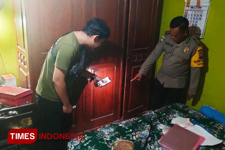 Polisi Saat Melakukan Pengecekan ke Salah Satu Rumah Korban Pencurian di Diwek Kabupaten Jombang. (FOTO: Polres Jombang for TIMES Indonesia)