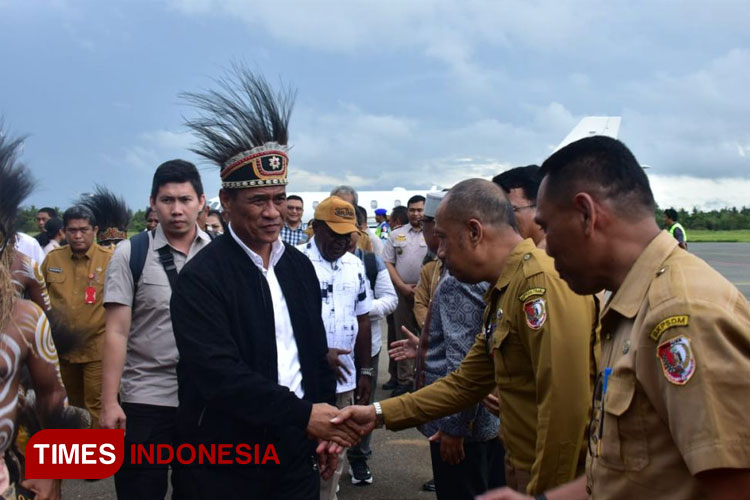Mentan, Andi Amran Sulaiman, melakukan cetak sawah di Kabupaten Merauke