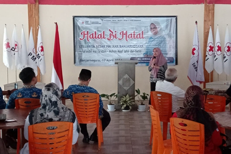 Ketua PMI Banjarnegara dr Amalia Desiana saat menyampaikan sambutan di RM Sako. (FOTO: Humas PMI Banjarnegara for TIMES Indonesia)