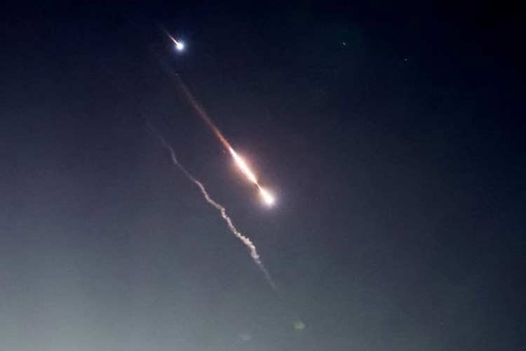Jejak api di langit di atas Yerusalem setelah Iran meluncurkan drone dan rudal ke arah Israel, di Yerusalem pada 14 April. (FOTO: CNN/Reuters)