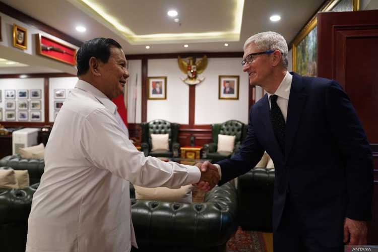 Menteri Pertahanan RI Prabowo Subianto (kiri) bertemu dengan CEO Apple Tim Cook (kanan) di kantor Kementerian Pertahanan RI, Rabu (17/4/2024) (Foto: ANTARA/Ho- Humas Menteri Pertahanan)