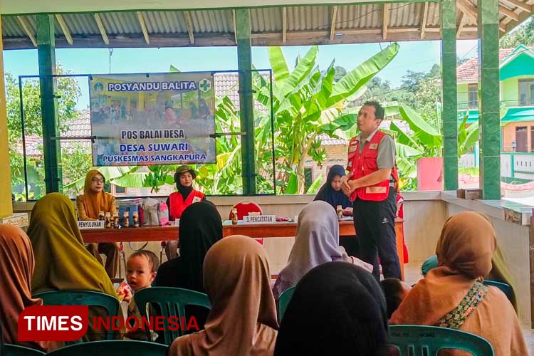 Relawan PMI Jember saat melakukan psikoedukasi kepada korban gempa Gresik. (FOTO: Humas PMI Jember for TIMES Indonesia)