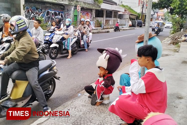 Sejumlah anak berkostum badut saat mengemis di lampu merah perempatan Jalan Dr. Soekarjo, Kota Tasikmalaya, Jawa Barat, Selasa (16/4/2024) sore (FOTO: Harniwan Obech/TIMES Indonesia)