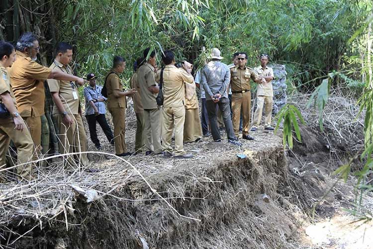 Rombongan Tim Reaksi Cepat (TRC) tanggap bencana darurat Provinsi Jawa Timur survei lokasi. (Foto: Humas for TIMES Indonesia)