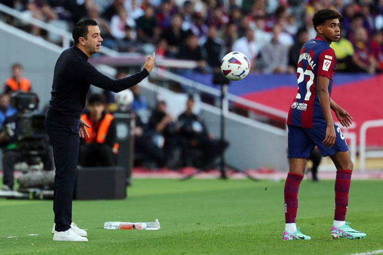 Pelatih Barcelona Xavi Hernandez harus mengubur mimpi meraih trofi Liga Champions usai timnya kalah 1-4 dari PSG di laga perempat final, Rabu (17/4/2024) dini hari.