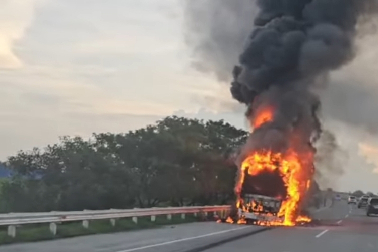 Kronologi Terbakarnya Bus Pahala Kencana Tujuan Bali di Tol Jomo 
