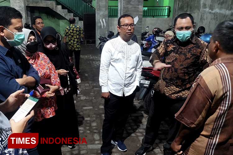 Ketua DPRD Kota Probolinggo, Abdul Mujib, meminta keterangan dari juru parkir dengan didampingi direktur RSUD dan Sekda Kota. (Foto: Agus Purwoko/TIMES Indonesia)