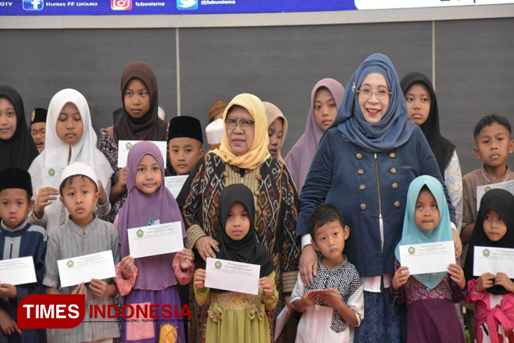 Pemberian santunan kepada yatim piatu dilakukan oleh Dekan FEB Unisma Malang. (FOTO: AJP TIMES Indonesia)