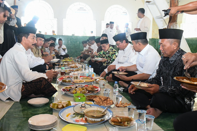 Fadel Muhammad merayakan Lebaran Ketupat bersama waga Desa Yosonegoro, Kecamatan Limboto Barat, Kabupaten Gorontalo, yang digelar masyarakat Jawa Tondano (Jaton). (Foto: dok MPR RI)