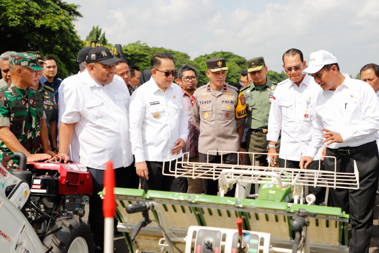 Terima Bantuan Alsintan, Pj Gubernur Adhy Optimis Produksi Pertanian Jatim Meningkat 