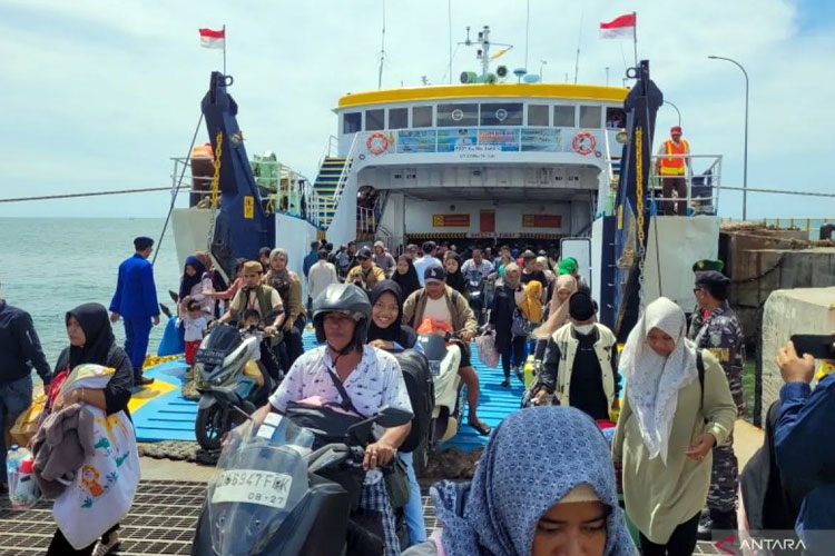 Kapal Feri Gratis Pulau Raas Angkut 350 Penumpang Menuju Pelabuhan Jangkar Situbondo