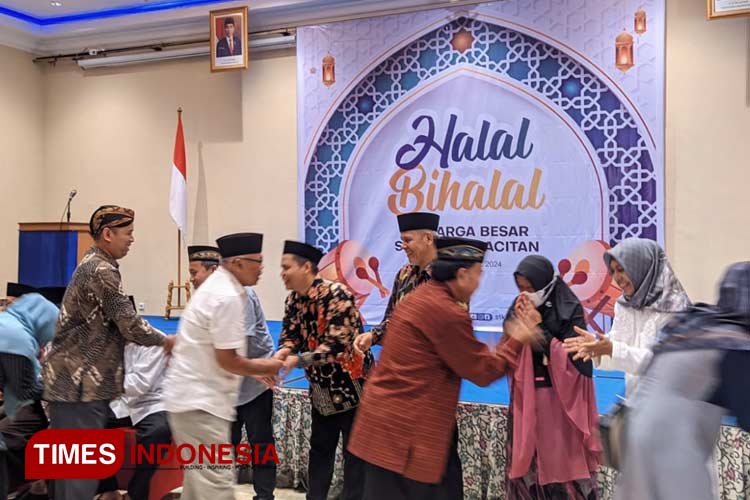 Suasana Halal Bihalal Idul Fitri 1445 H keluarga besar STKIP PGRI Pacitan. (FOTO: Yusuf Arifai/TIMES Indonesia) 