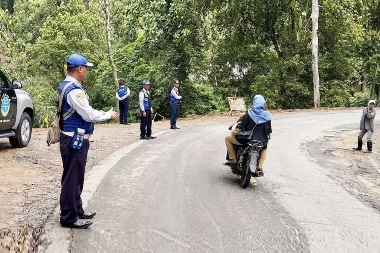 Petugas Dishub Lumajang menyekat jalur Piket Nol karena longsor, Jumat (19/4/2024) pagi. (Foto: Dishub Kabupaten Lumajang)