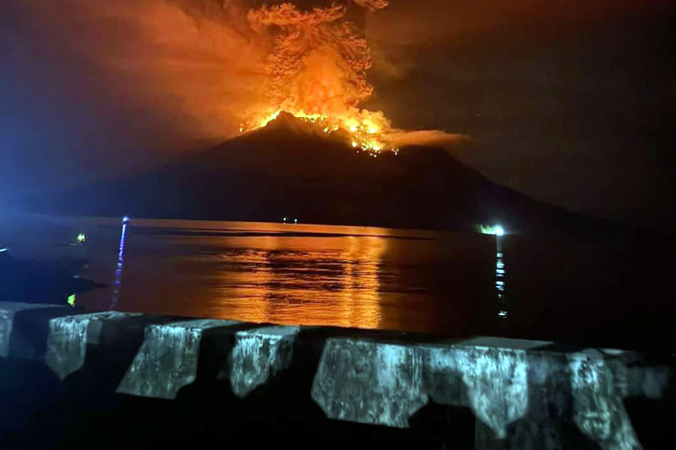 Erupsi Gunung Ruang di Sulawesi, Abu Vulkanik Ganggu Penerbangan