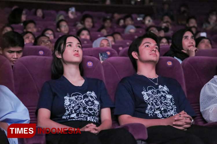 Angga Yunanda dan Nurra Datau, pemeran pasangan muda dalam Film Dua Hati Biru saat nobar di Royal Cineplex Surabaya, Jumat (19/4/2024). (Foto: Lely Yuana/TIMES Indonesia)