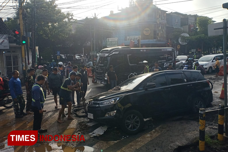 Pipa PDAM Bocor di Malang, Satu Mobil Ambles