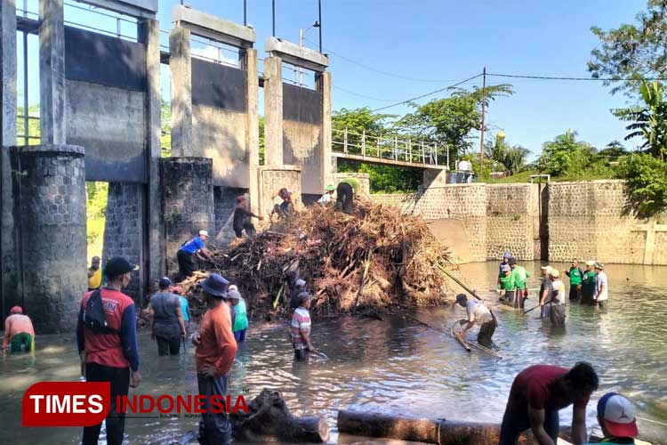 Pemdes Sukoharjo, Dinas PUPR Pacitan dan BBWS Bengawan Solo bersinergi bersihkan Sungai Jelok. (FOTO: Yusuf Arifai/TIMES Indonesia) 