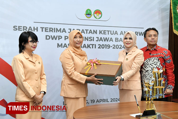 Sekretaris Daerah Provinsi Jawa Barat Herman Suryatman menghadiri acara Serah Terima Jabatan Ketua Antarwaktu DWP) Provinsi Jabar Masa Bakti 2019-2024 di Gedung Negara Pakuan, Kota Bandung, Jumat (19/4/2024).(Foto: Djarot/TIMES Indonesia)