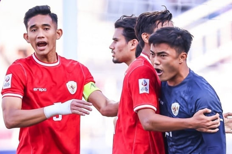 Ekspresi kiper Timnas Indonesia Ernando Eri usai menggagalkan tendangan penalti pemain Australia di laga kedua Grup A Piala Asia U-23 Qatar, Kamis (18/4/2024). (foto: AFC)