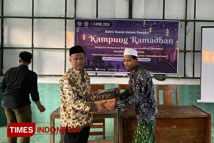 Pemberian dana infaq kepada Panti Asuhan Kanzul Ulum Kota Madiun. (Foto: Humas UNIPMA for TIMES Indonesia)