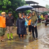 Gercep Respon Banjir Lahar Dingin Semeru, BPBD Jatim Tinjau Lokasi dan Serahkan Bantuan Logistik