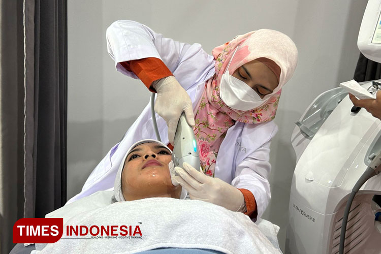 Pasien melakukan perawatan terbaru dengan tahap pertama tembakan laser MMFU di Nawaya Skin Clinic Wiyung Surabaya, Sabtu (20/4/2024). (FOTO: Lely Yuana/TIMES Indonesia)
