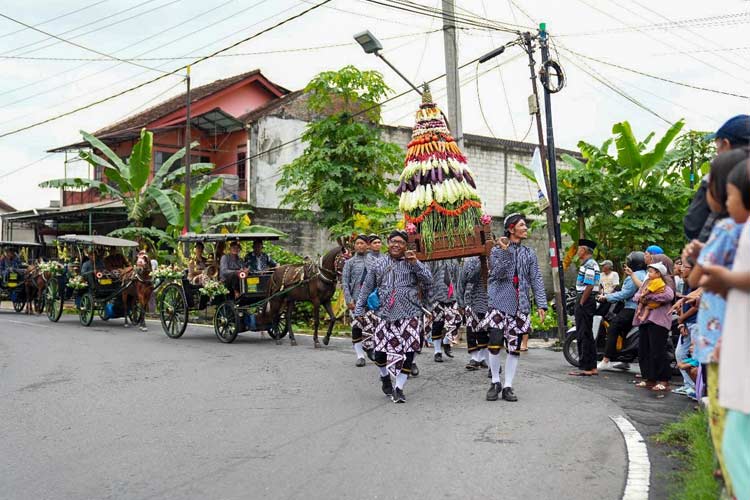 Hari Jadi Sendangadi Berlangsung Meriah, 14 Kendi Air Suci Diarak Warga Sleman