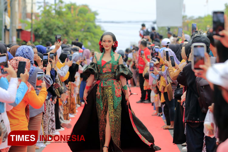 Suasana peragaan busana kebaya dengan catwalk terpanjang 1.009 meter dan mencetak rekor MURI yang digelar di Kota Madiun. (Foto: WS Hendro/madiuntoday.id for TIMES Indonesia)