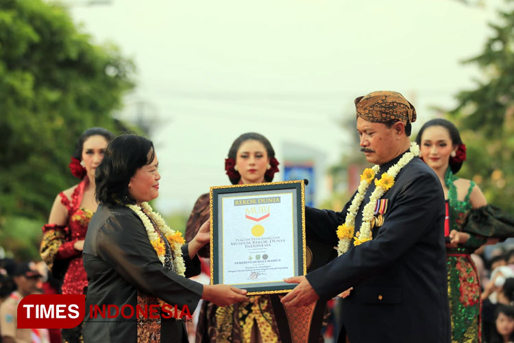 Rekor-Muri-Peragaan-Busana-di-Madiuna.jpg