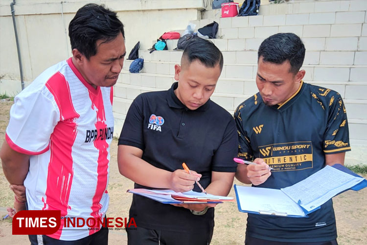 Pelatih berlisensi B AFC, Coach Windu Wibowo (kanan) saat menjadi pelatih kepala Persemag Magetan. (FOTO: Dok. TIMES Indonesia)