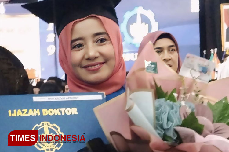 Dr. Ir. Hj. Nur Azizah Affandy, ST., MT. setelah melaksanakan prosesi wisuda Studi Doktor (Dr) di Institut Teknologi Sepuluh Nopember (ITS) Surabaya. Minggu, (21/4/2024). (FOTO: AJP TIMES Indonesia)