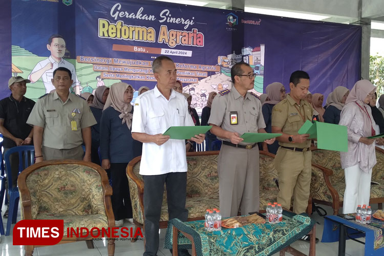 Kantor Pertanahan Kota Batu mendeklarasikan Gerakan Sinergi Reforma Agraria (GSRA) bersama berbagai elemen di Balai Dusun Kekep, Desa Tulungrejo, Kecamatan Bumiaji, Kota Batu, (FOTO: Muhammad Dhani Rahman/TIMES Indonesia)